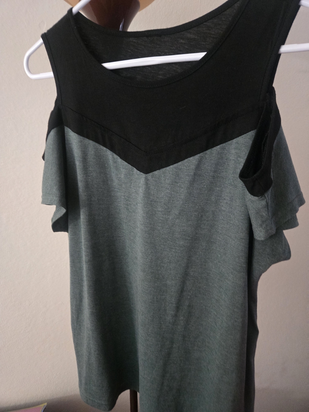 Cold-Shoulder Women’s Top in Black and Heather Green